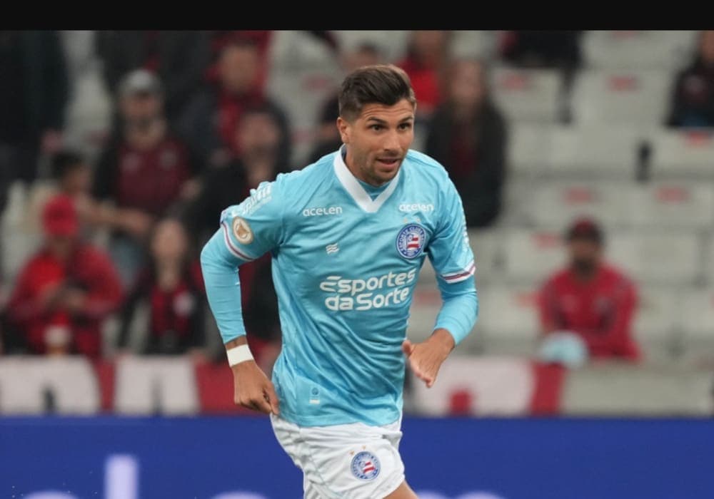 Video: Futbolista argentino y su hijo fueron embestidos en su auto por un autobús en Brasil