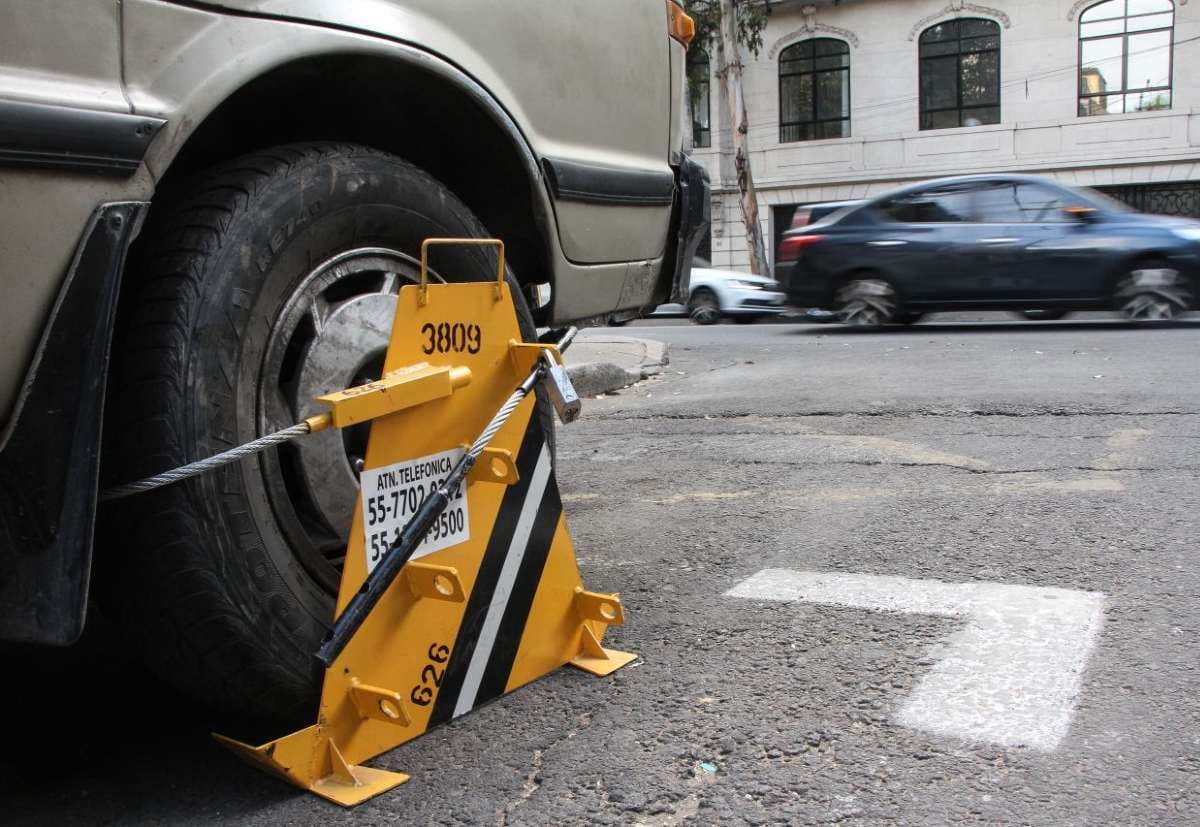 Hombre golpea a policía que puso inmobilizador a su camioneta y termina detenido en CDMX