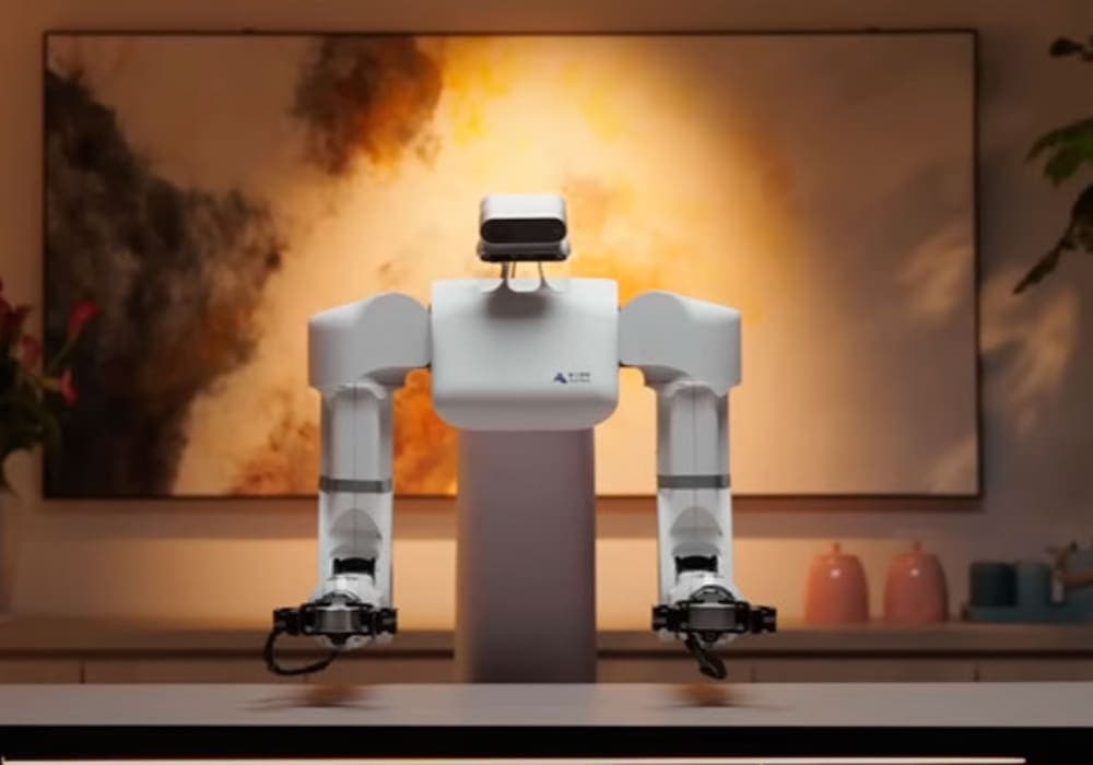 Video: Presentan en China un nuevo robot con IA que puede hacer cualquier tarea doméstica