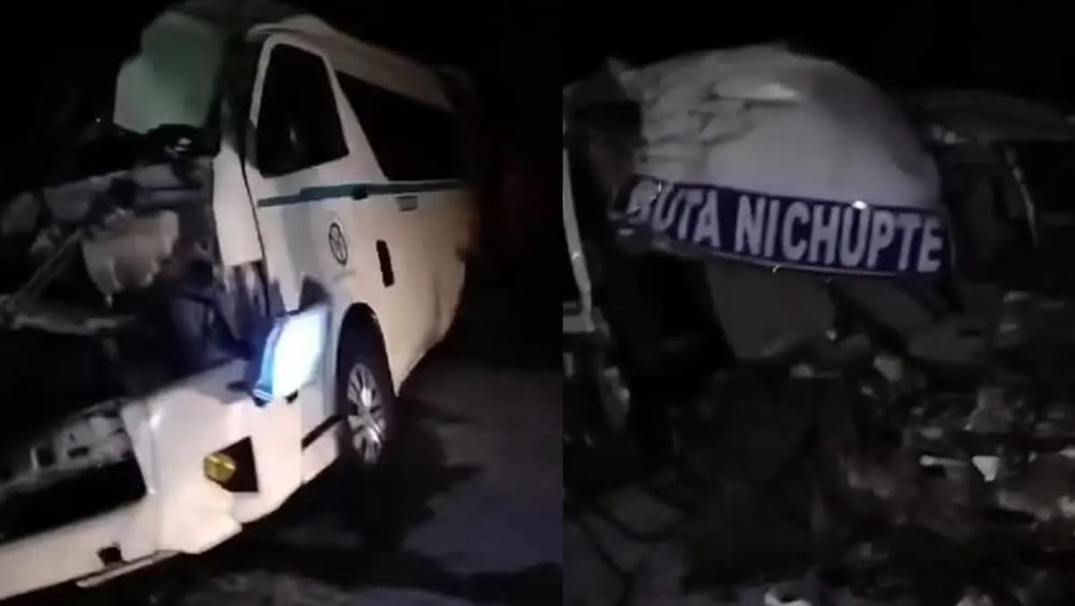 Aparatoso accidente de combi de transporte foráneo en la Cancún-Playa del Carmen; pérdida total de la unidad