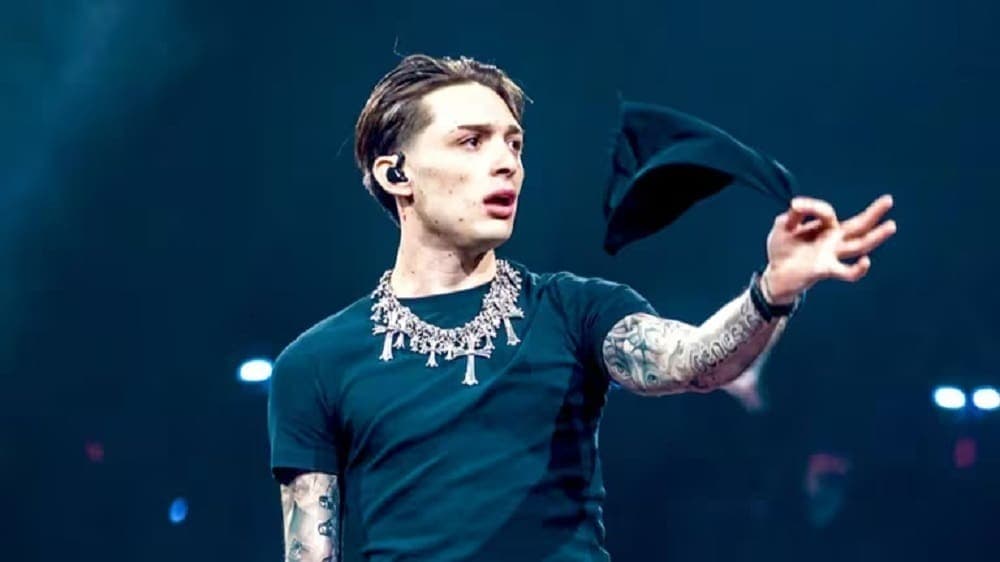 Video: Peso Pluma interrumpe su concierto y lanza fuertes insultos al dueño del lugar en California