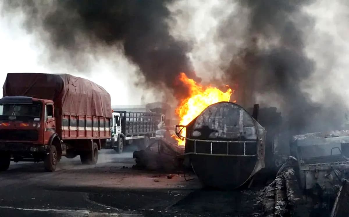 Aumentan a 59 muertos por explosión de pipa en Nigeria; más de 50 reses calcinadas