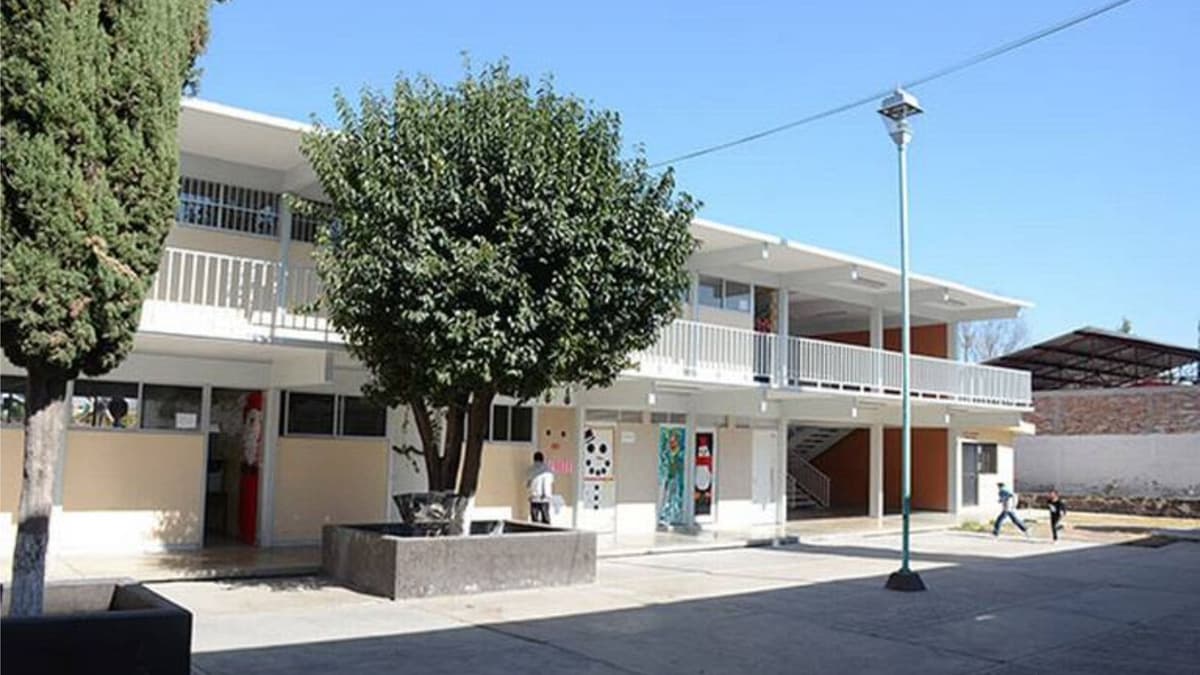 Detienen a adolescente de secundaria que extorsionaba a sus compañeros para no golpearlos en CDMX