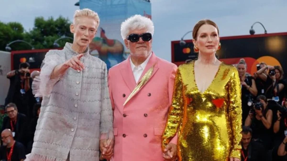 Gana Pedro Almodóvar León de Oro en Festival de Cine de Venecia por su película "The room next door"