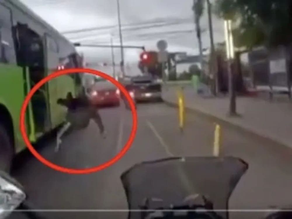 Video: Avientan de camión a ratero en CDMX y moto casi lo aplasta