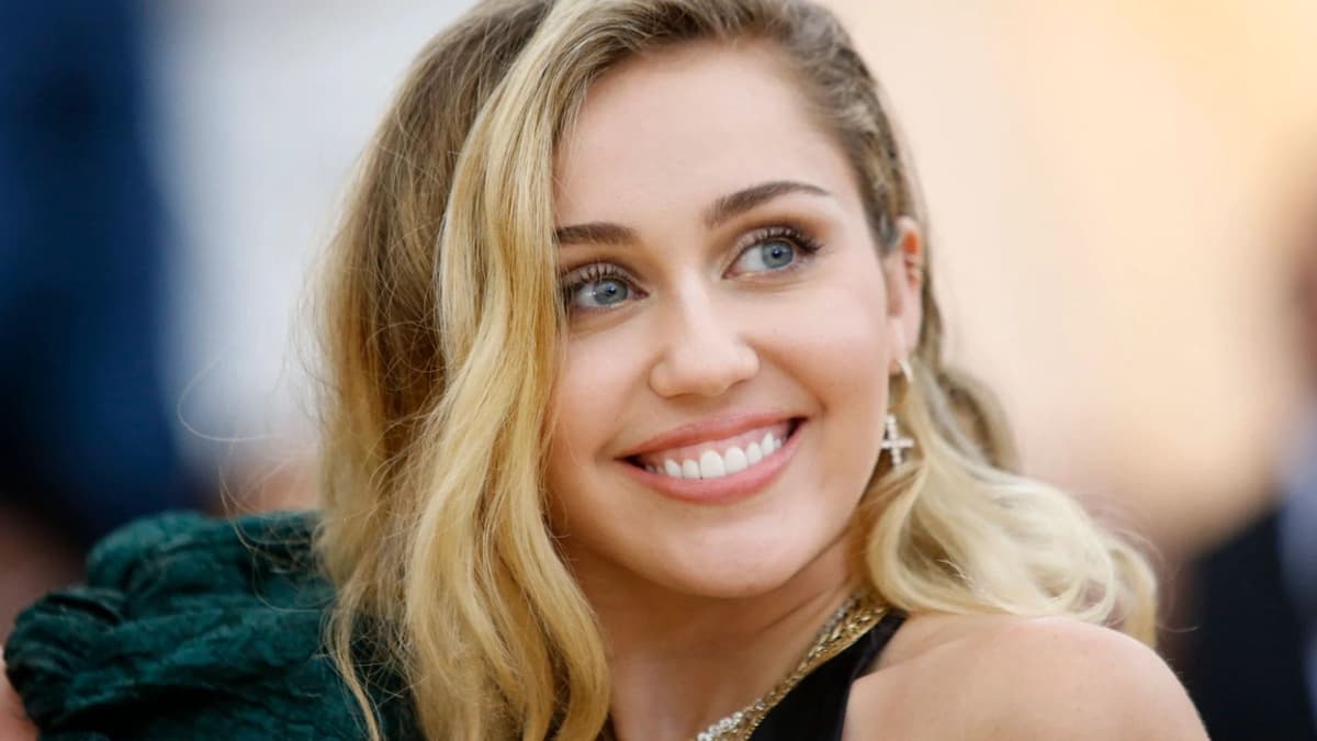 Demandan a Miley Cyrus por presunto plagio a Bruno Mars en su canción "Flowers"