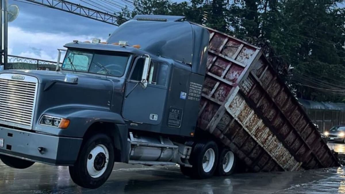 Socavón casi se "traga" al conductor de un tractocamión en Puebla