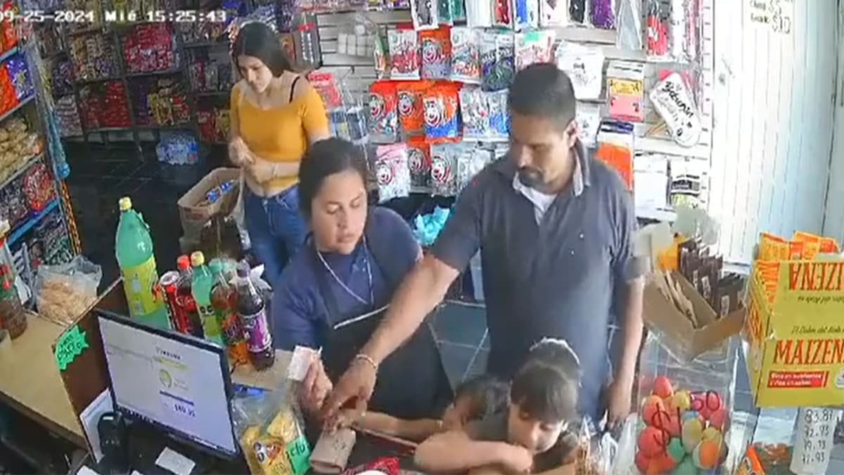 ¡Familia de ladrones! Padre le pide a su hija que robe el monedero de una joven descuidada en Guadalajara