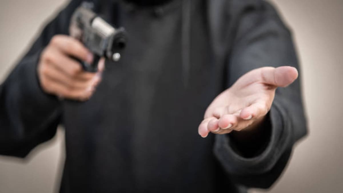 Ladrón se molesta con su víctima por solo traer 300 pesos; también le quitó los tenis