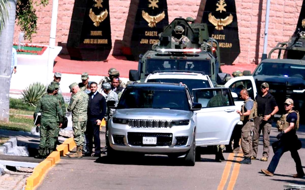 Video: Tras 30 días de violencia, Harfuch camina “blindado” por calles de Culiacán