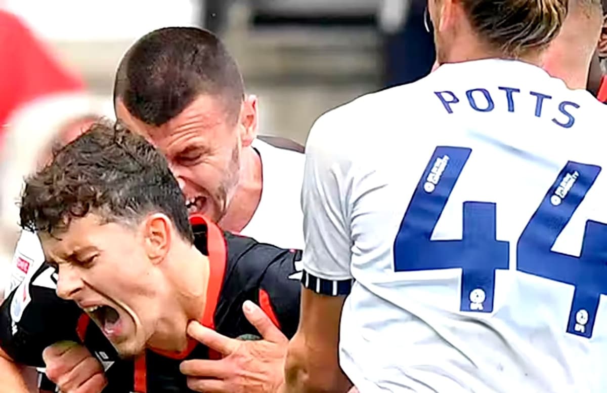 Video: Suspenden y multan a jugador por morder a un rival en la Liga Premier de Inglaterra