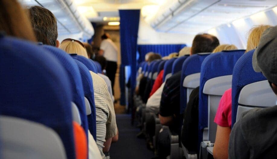 Pasajero muere en avión por permanecer dos horas sentado, coágulo lo mató