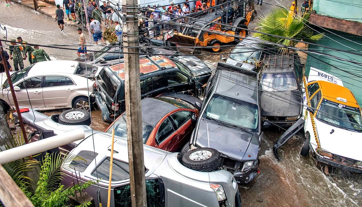 Torrenciales lluvias dejan tres muertos y destrozan varios autos en Guadalupe, Nuevo León