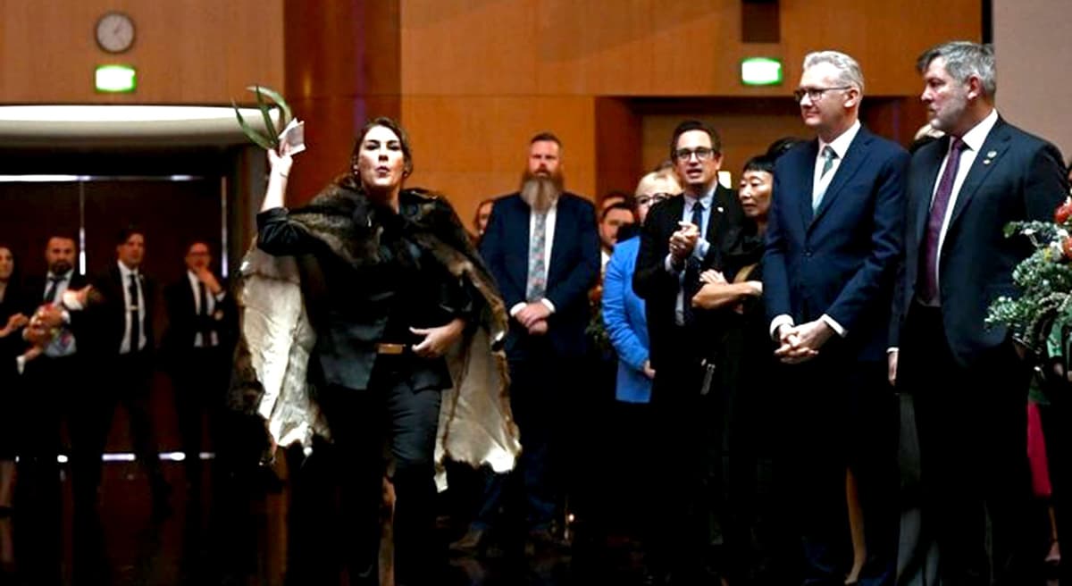 Enfrenta senadora indígena a Carlos III y lo desconoce como rey de Australia