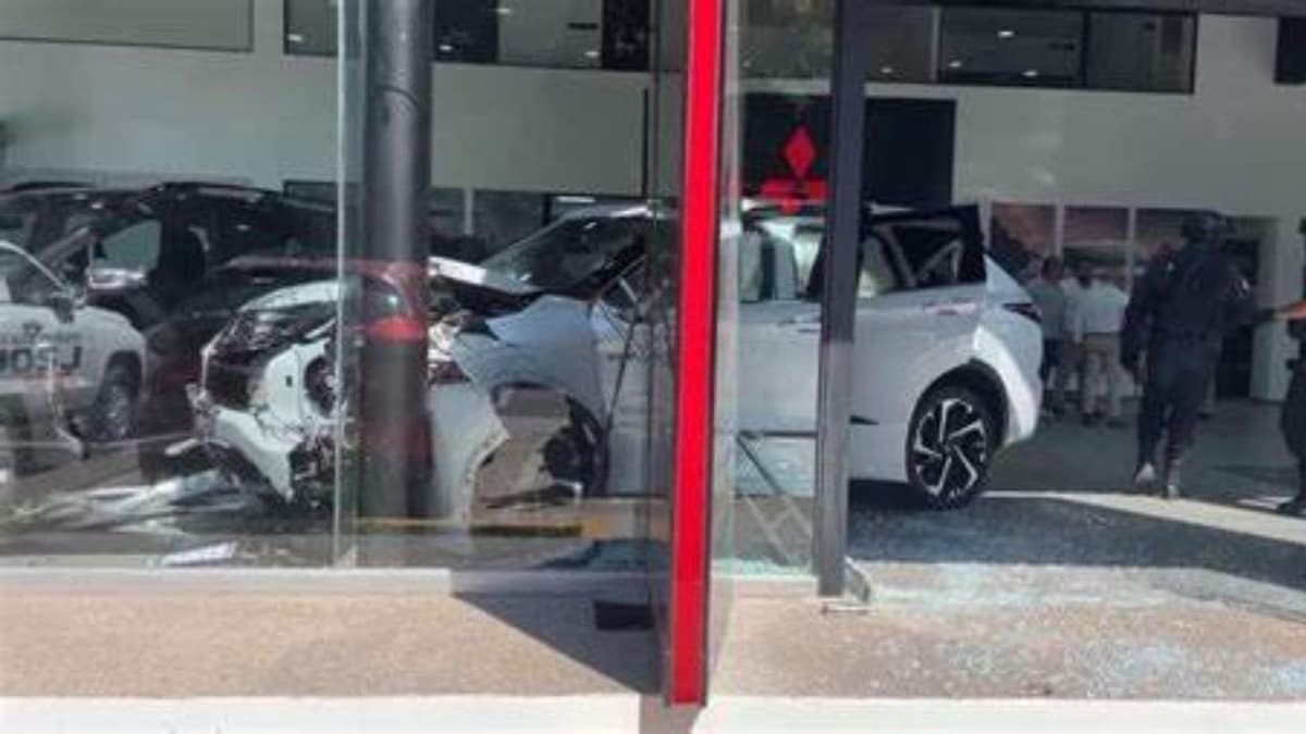 Mujer choca contra agencia automotriz mientras le mostraban una camioneta, en Nayarit