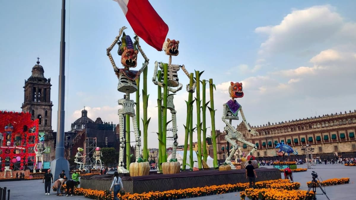 Vivos se dan cita en la Mega Ofrenda con calaveras monumentales en la CDMX