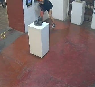 Mujer es captada por cámaras de seguridad mientras orina en galería de arte en Oaxaca