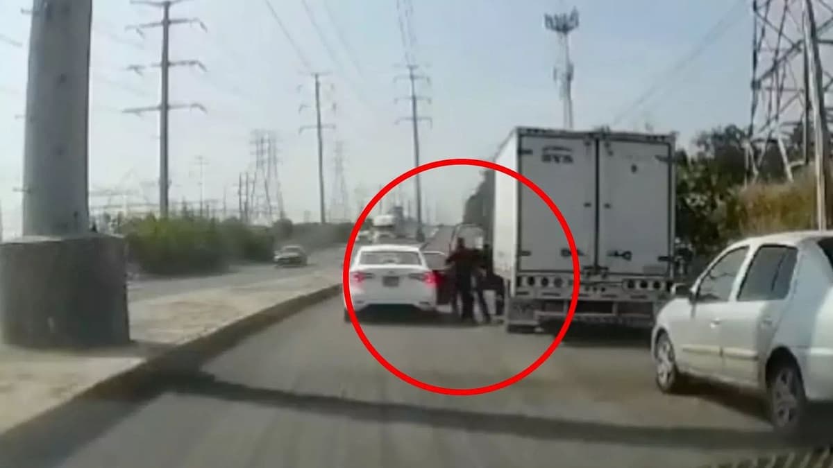 Captan el momento en que un conductor de camión de carga es "levantado" en Puebla