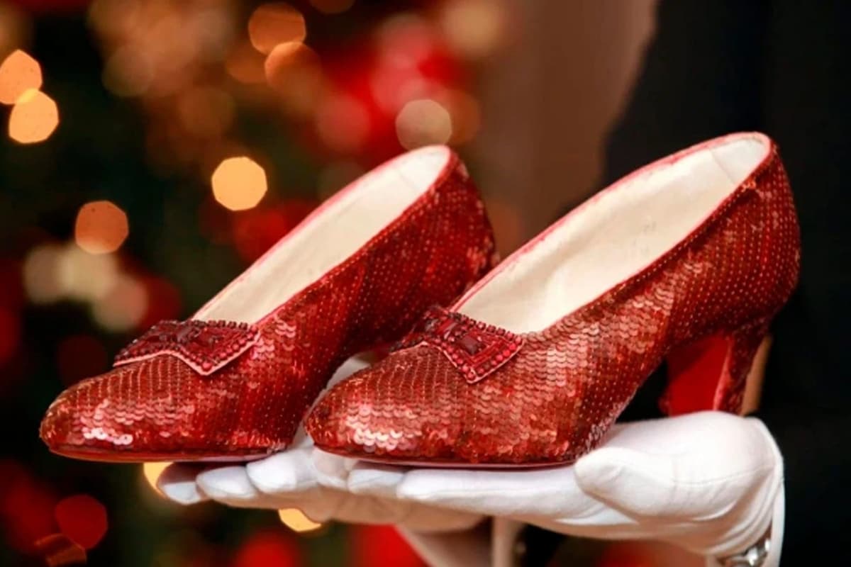 Zapatillas rubí usadas en el film El mago de Oz serán subastadas luego de  ser robadas de un museo