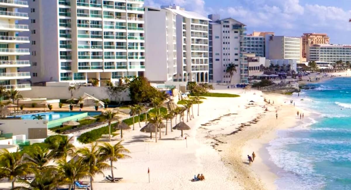 Registran pérdida de arena en seis kilómetros de playa de Cancún