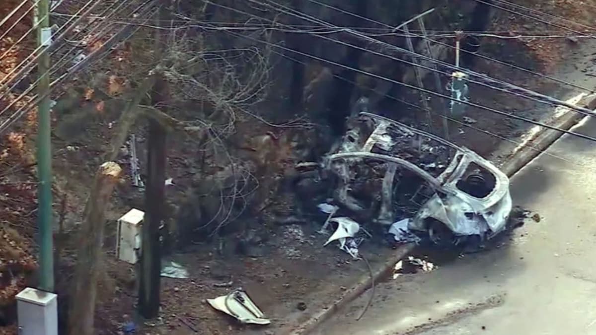 Se incendia Tesla tras chocar con un muro en Nueva York; sus dos ocupantes murieron