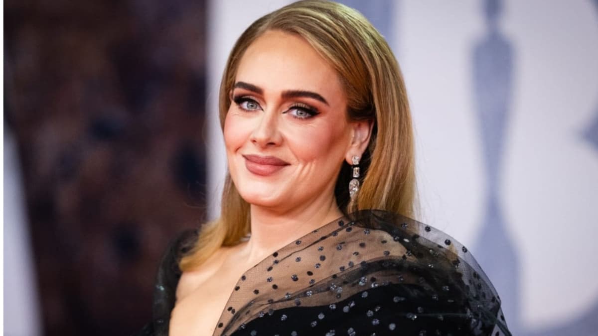 Prohíben reproducir "Million Years Ago" de Adele; la acusan de plagio en Brasil