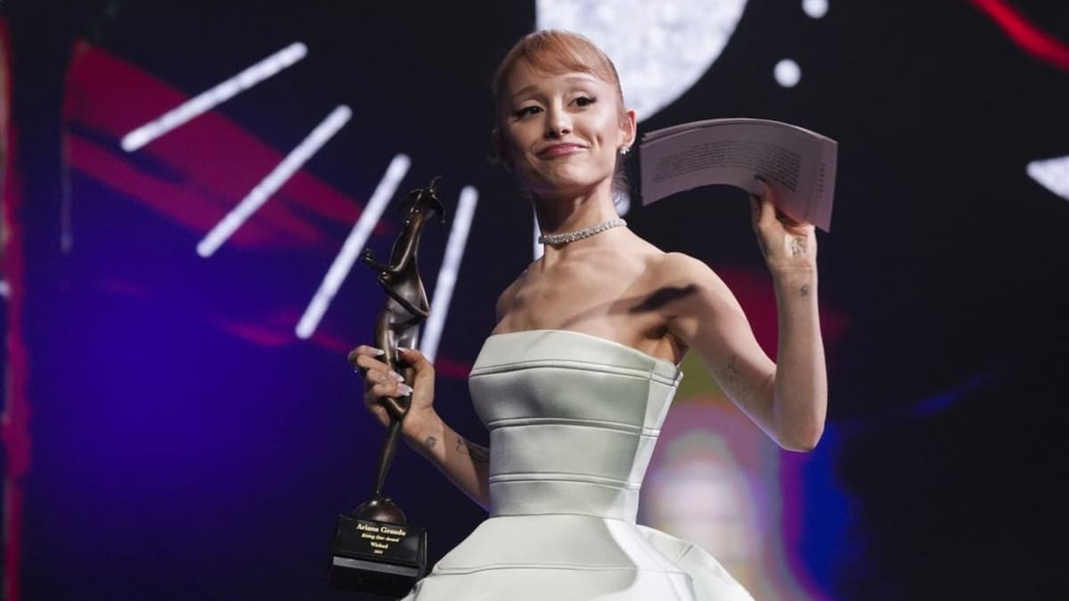 Video: Preocupa salud de Ariana Grande; recibe un premio y casi se le cae