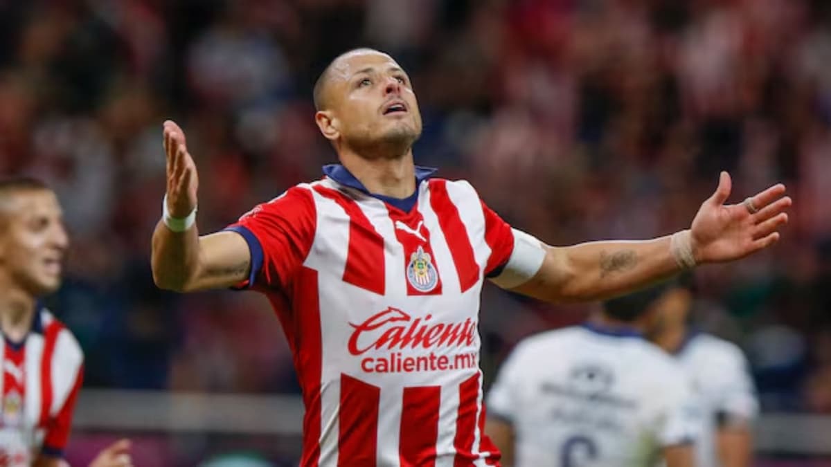 Periodista afirma que se coló a una reunión de directiva y se enteró que darán de baja a "Chicharito" de Chivas