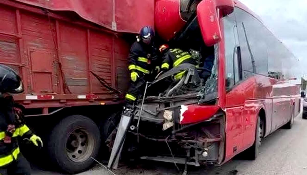 Deja un muerto otro percance de autobús “Del Valle”; chocó contra tráiler en Playa del Carmen