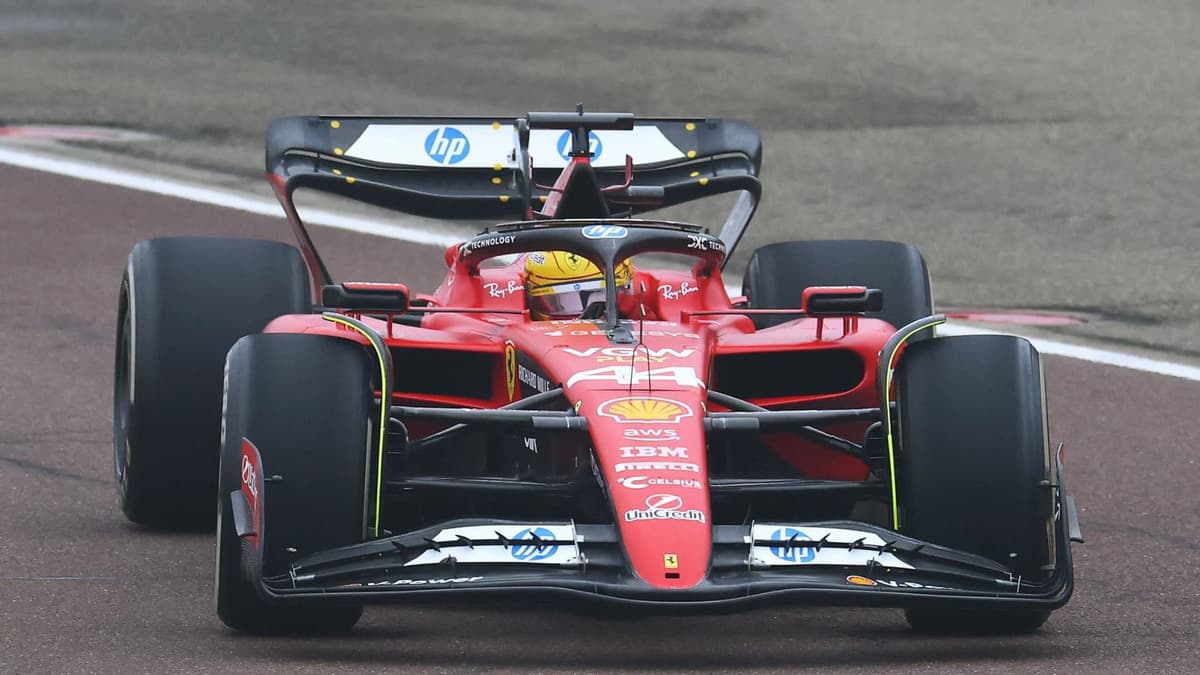 Lewis Hamilton estrella su Ferrari de Fórmula 1 durante sus pruebas en el circuito de Barcelona