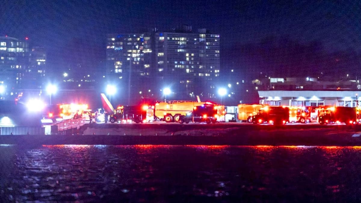 Se estrellan avión y helicóptero sobre el río Potomac, en Washington