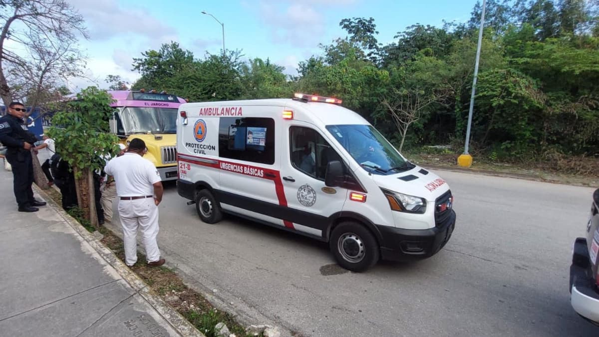 Sufre chofer de Xcaret desmayo a mitad de ruta, en Villas del Sol