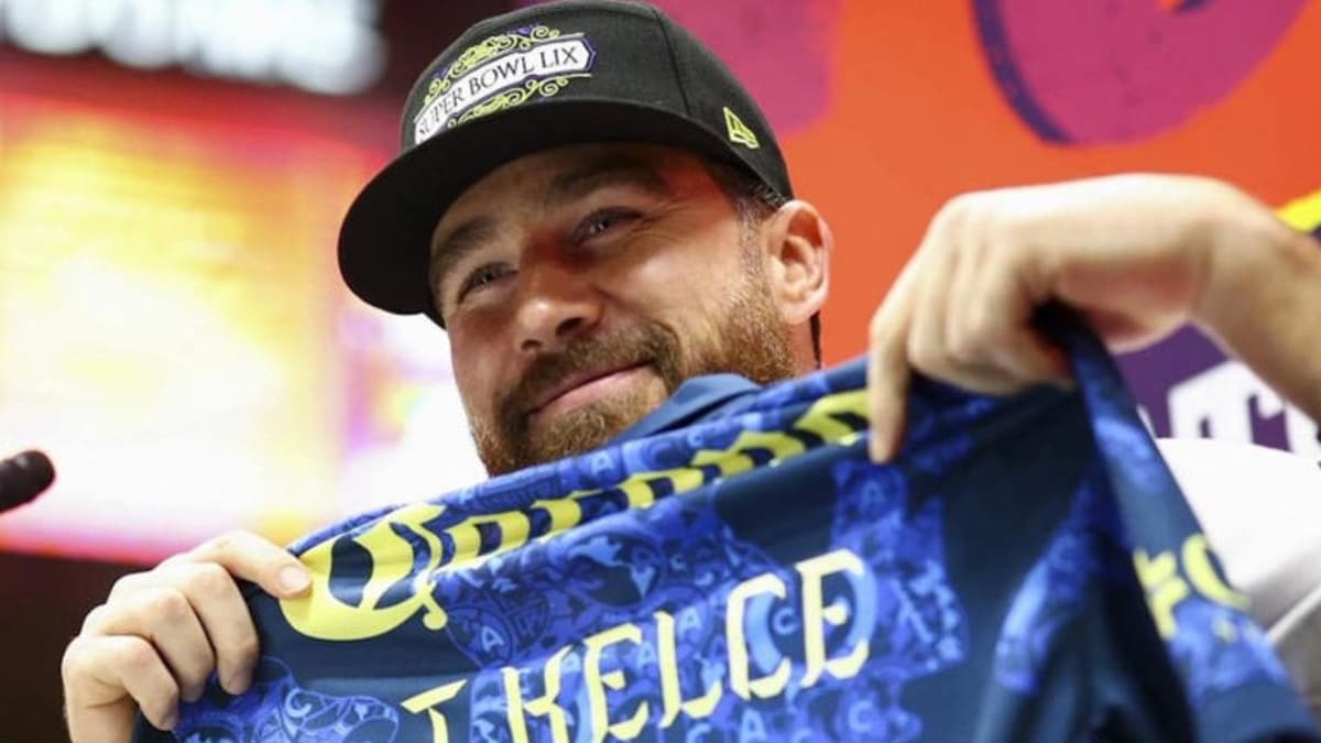Travis Kelce, jugador de Kansas City presume playera del América durante el día de medios de la NFL
