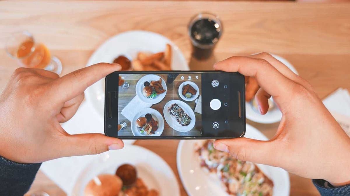 Exhiben a influencer por querer comer gratis en restaurante y pedir un pago de mil 700 pesos