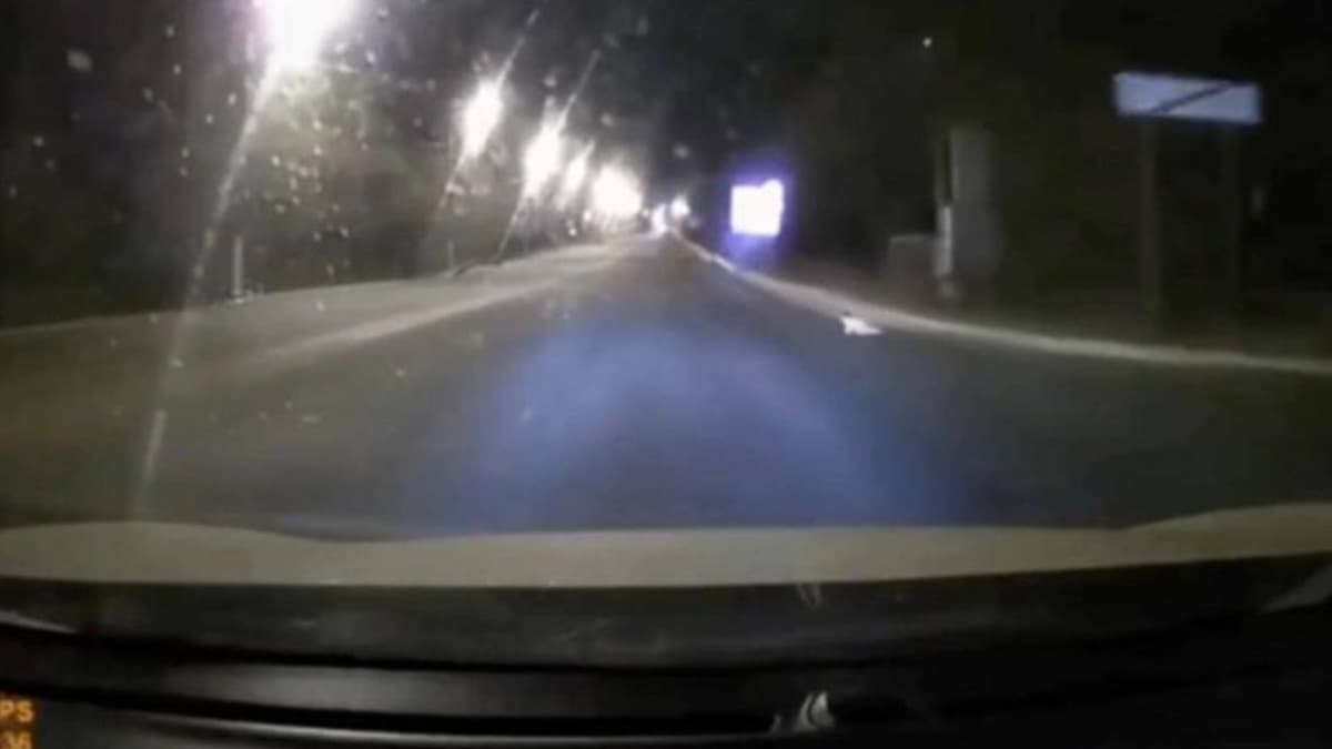 Video: Rescatan a bebé que se encontraba gateando en medio de una carretera congelada en Rusia