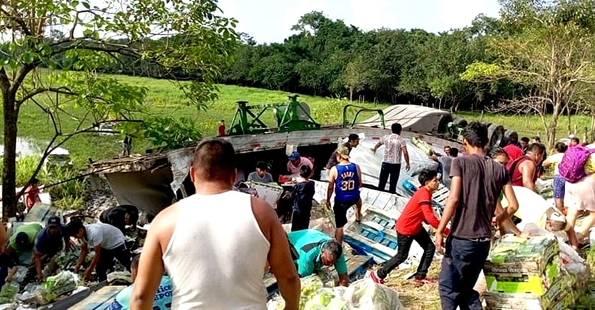 Rapiñan tráiler con chofer muerto en Tabasco; venden mercancía en Facebook