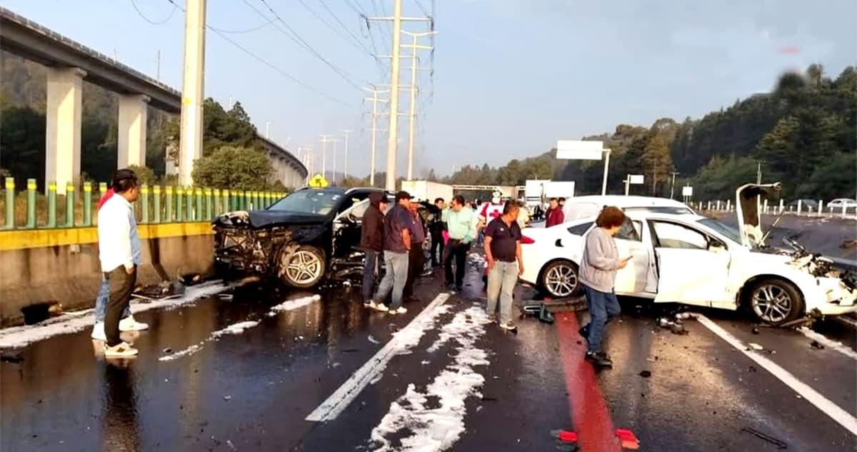 Granizada provoca 27 lesionados en carambola de 20 autos en el Estado de México