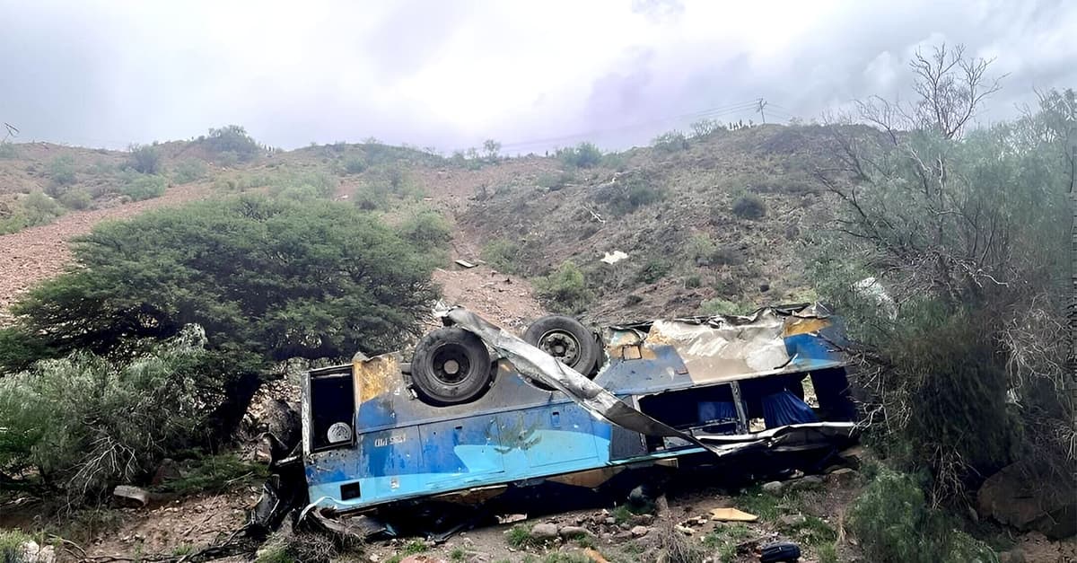 Cae autobús a barranco en Bolivia; hay al menos 31 muertos