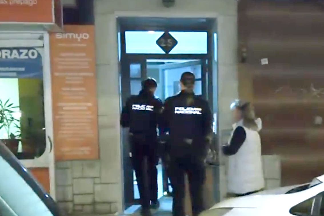 Muere adulto mayor tras caer por el hueco de un elevador en Madrid, su pareja resultó lesionada