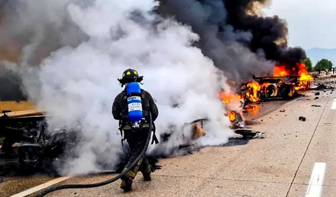 Deja dos muertos choque de tráileres en el estado de Hidalgo; rapiñan mercancías