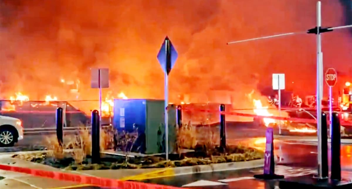 Video: Avioneta impacta contra casas y autos cerca de plaza comercial, en Filadelfia