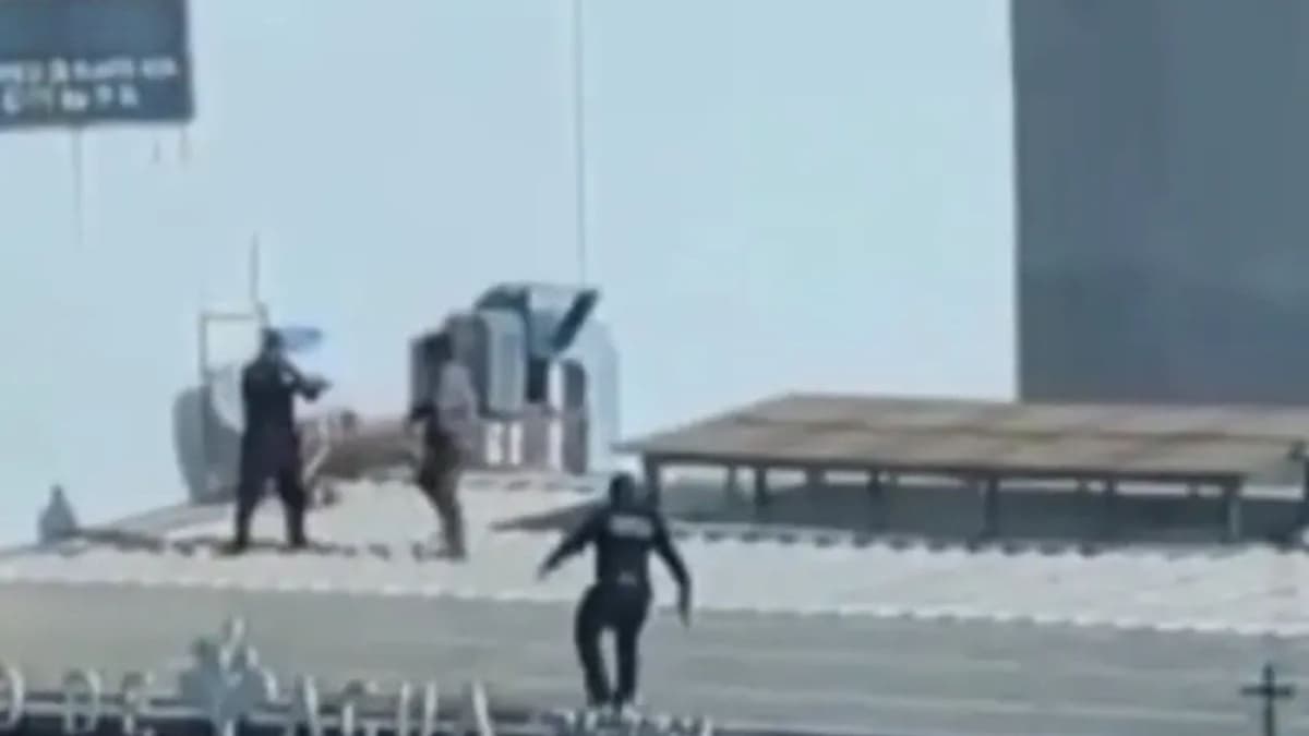 Video: Policías acorralan a hombre armado en azotea de restaurante y éste salta para escapar, en Hidalgo