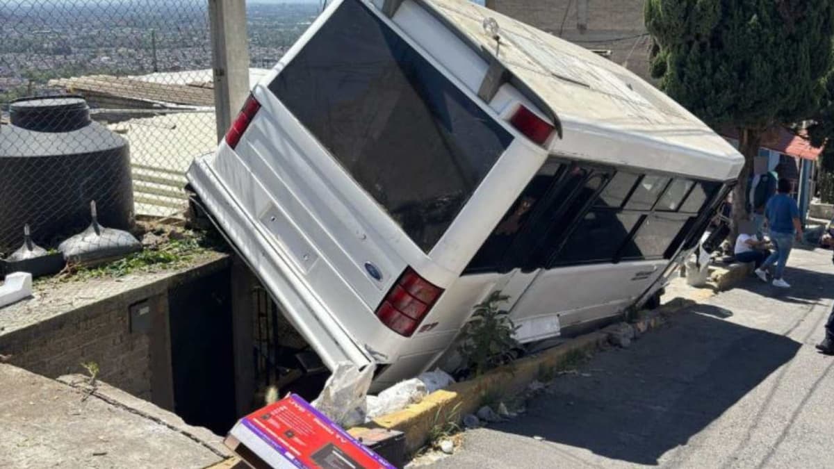 Microbús se impacta contra una casa tras quedarse sin frenos en CDMX