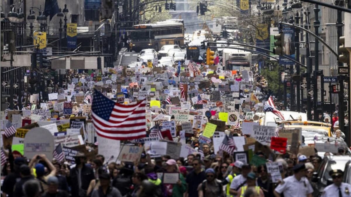 Miles de personas en Estados Unidos salen a protestar contra Donald Trump y defender la democracia