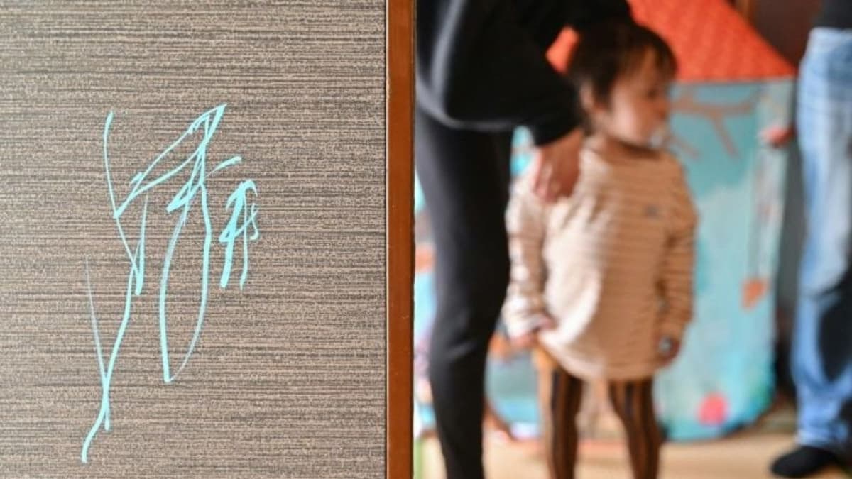 Conoce a "Pulgarcita", bebé de 21 meses que ya vende sus pinturas por más de 200 dólares