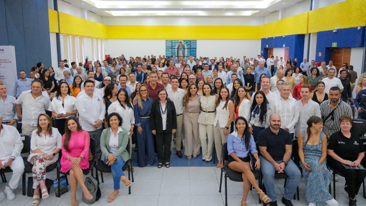 Para dar certeza jurídica y fortalecer la confianza en inversionistas, Mara Lezama entrega 181 matrículas a asesores inmobiliarios