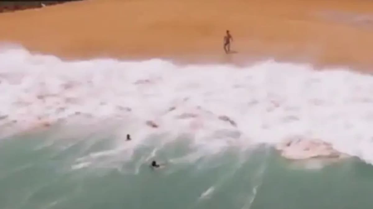 Video: Turistas son atrapados por ola gigante en Acapulco, Guerrero