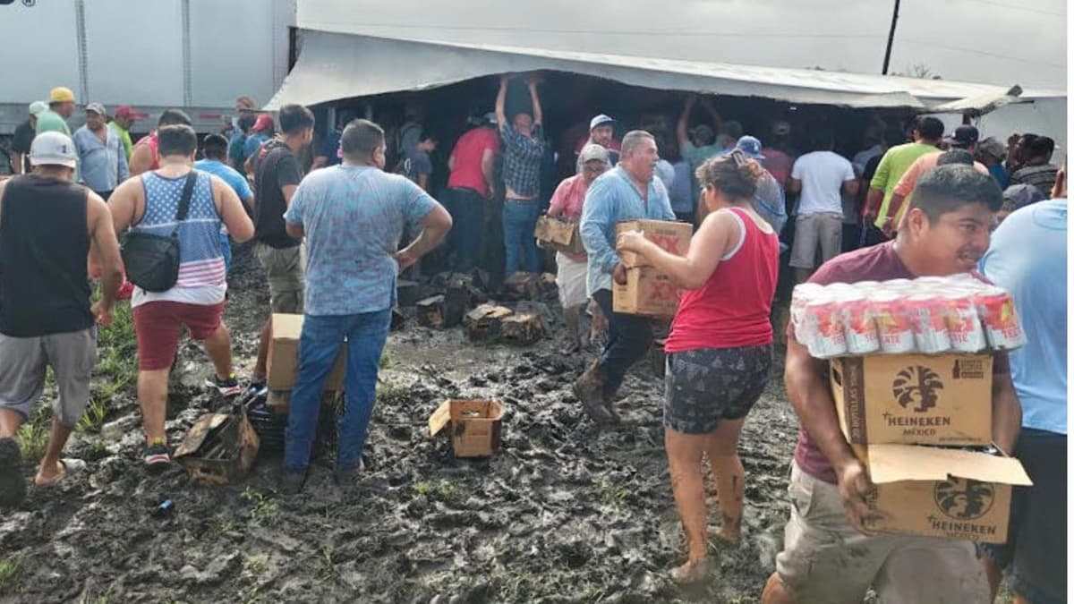Tráiler de cerveza se voltea en la carretera Ciudad Victoria, Monterrey y gente hace rapiña