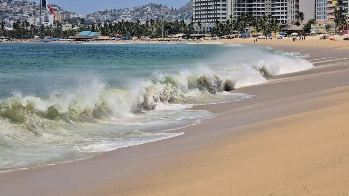 Muere ahogada turista de la tercera edad por el fenómeno mar de fondo en Acapulco, Guerrero