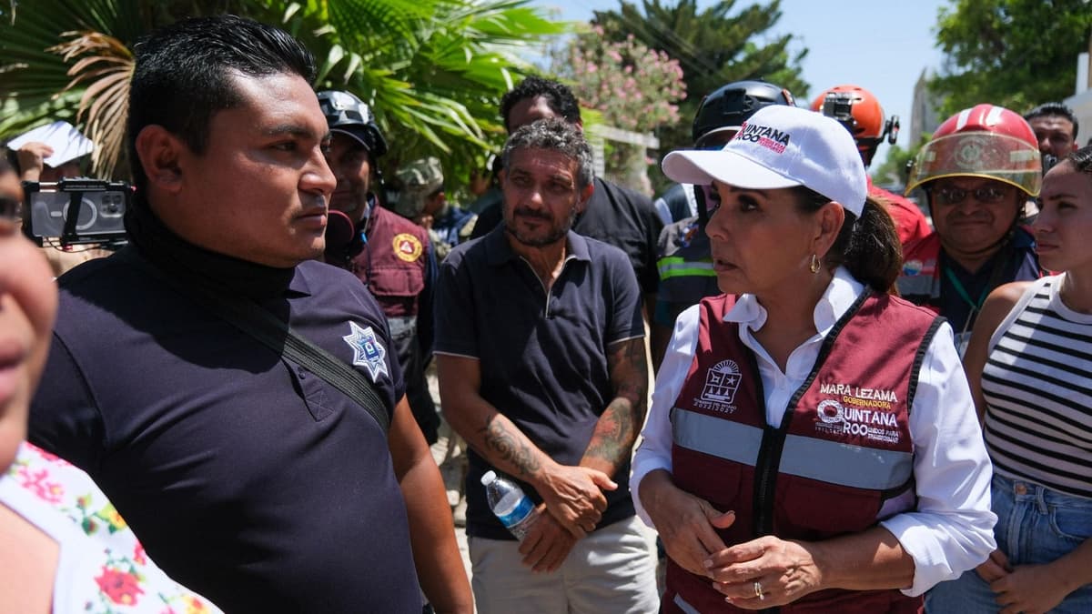 Recorre Mara Lezama inmuebles afectados en Holbox tras incendio y atiende de forma directa a afectados